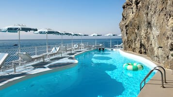 Piscina all'aperto, ombrelloni da piscina, lettini
