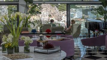 2 restaurants, breakfast served