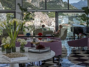 2 間餐廳，供應早餐