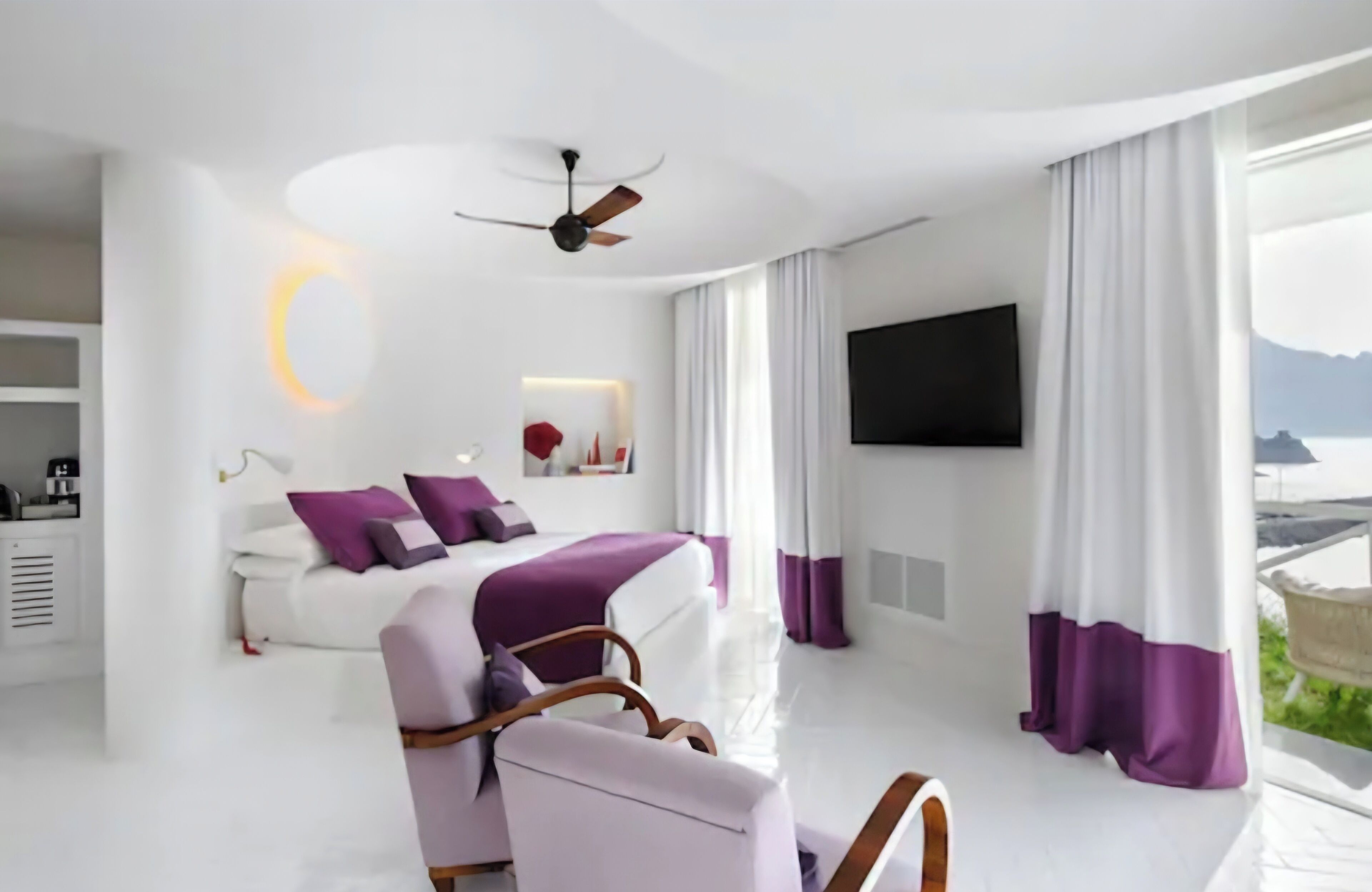 ملاءات من القطن المصري وأغطية فراش متميزة وألحفة محشوة بالريش وميني بار