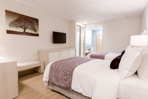 In-room safe, desk, blackout curtains, soundproofing - Antaris Galerías (Monterrey)