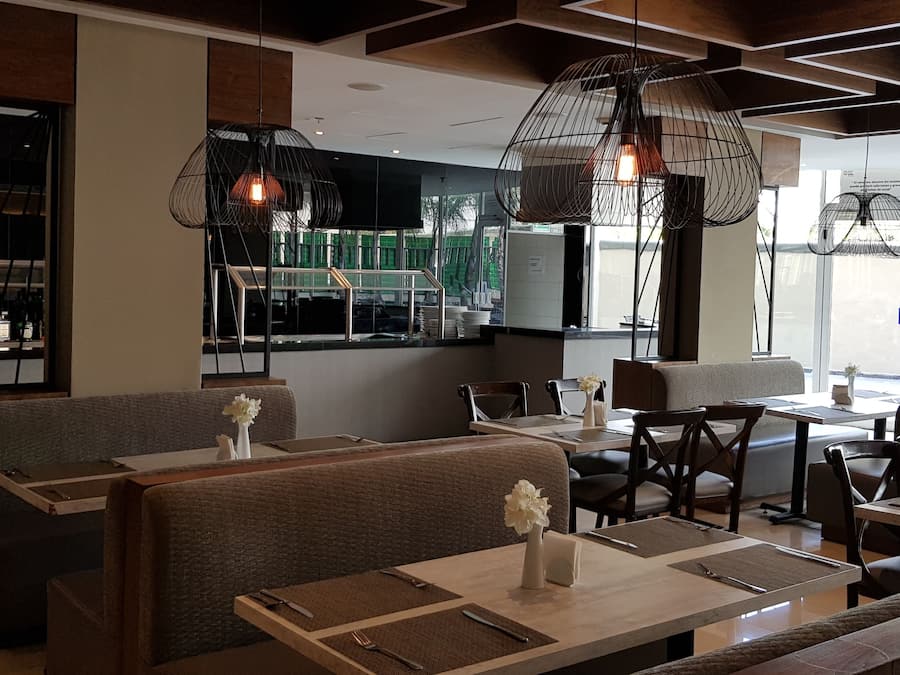 Serveert ontbijt, lunch en diner