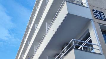 Vista frontal de la propiedad