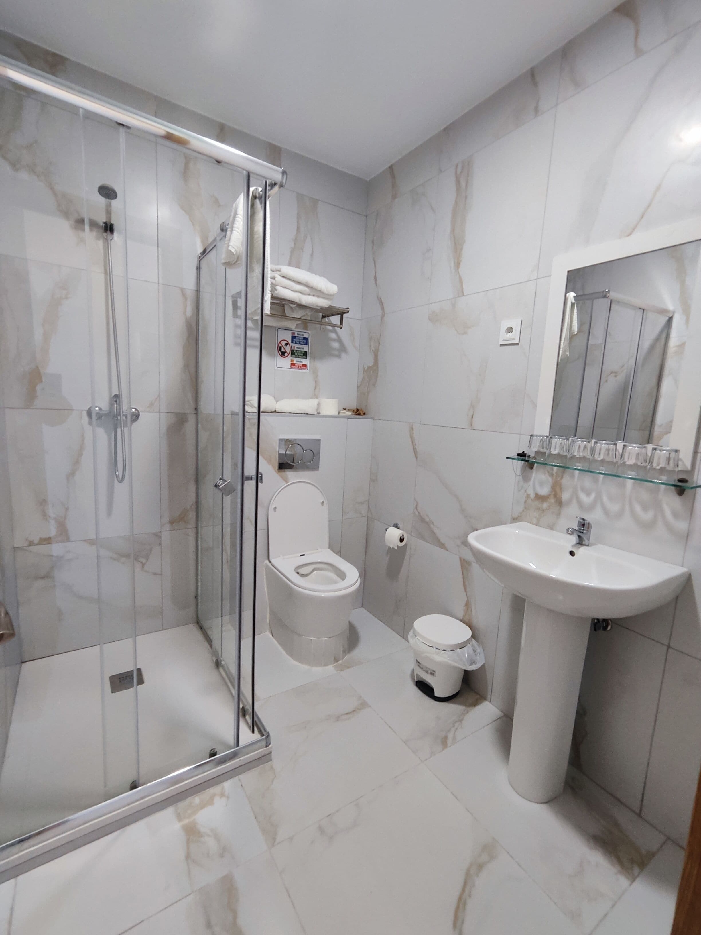 Articles de toilette gratuits, bidet, serviettes fournies