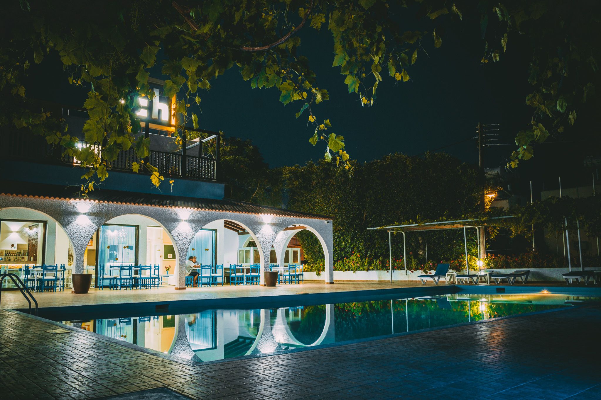 Piscina externa, funciona das 9h às 19h, espreguiçadeiras