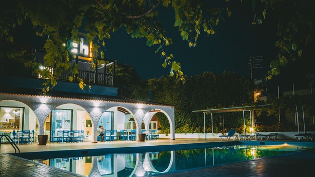 Piscine extérieure, accès possible de 9 h à 19 h, chaises longues