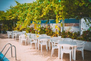 Piscine extérieure, chaises longues