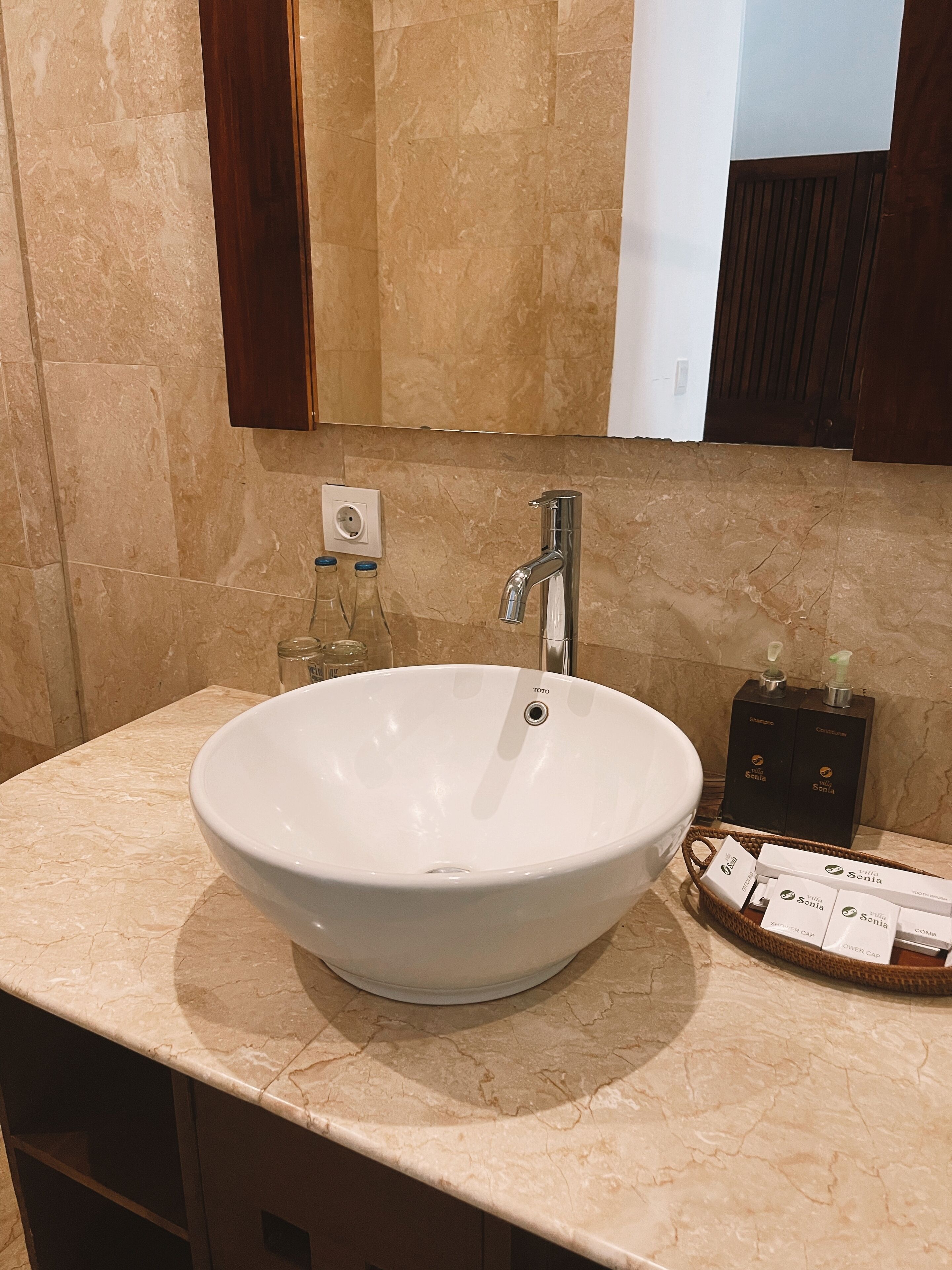 deluxe double room, pool view | bathroom | shower, free toiletries, hair dryer, towels