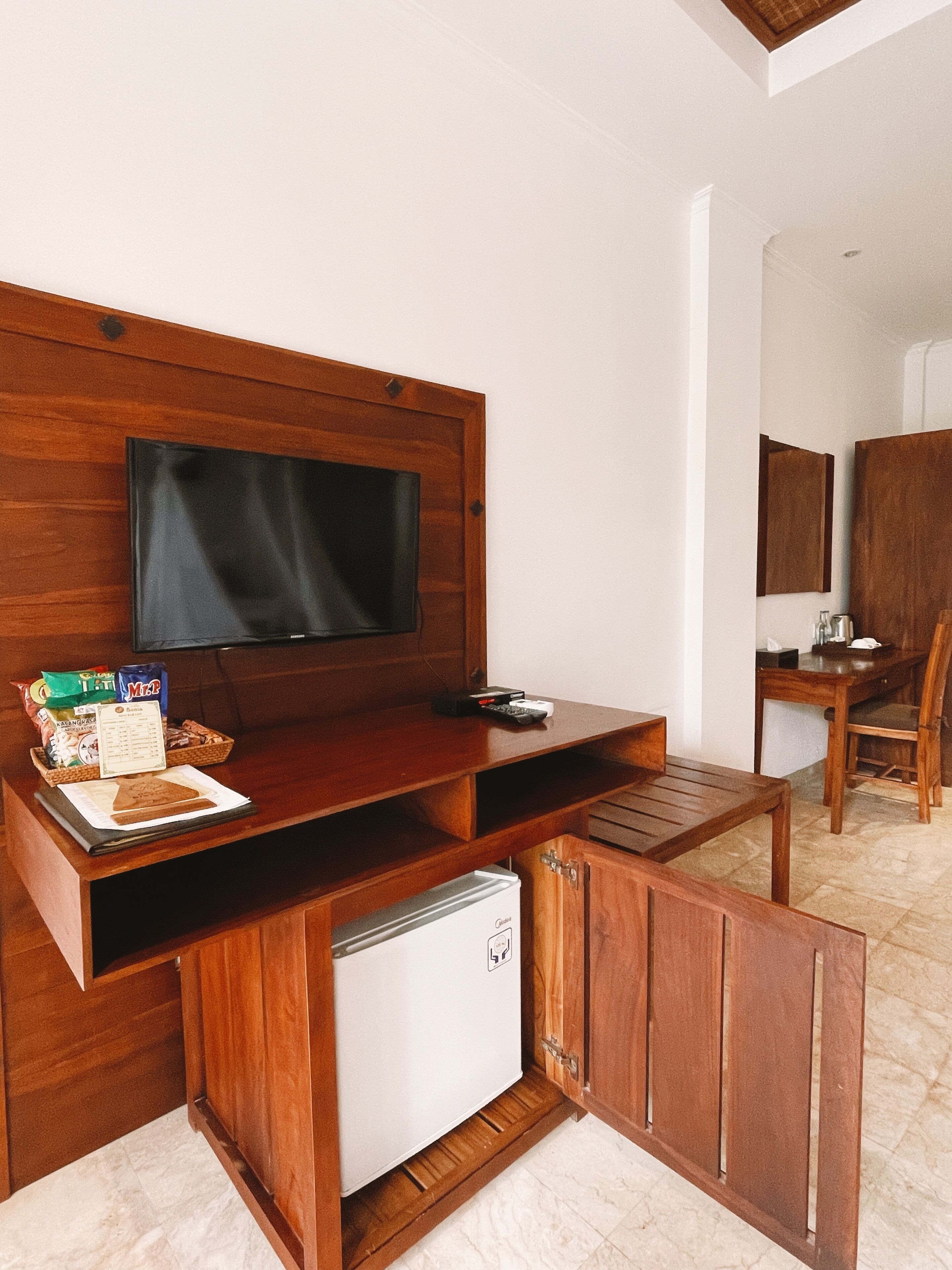 deluxe twin room, pool view | minibar, in-room safe, desk, soundproofing