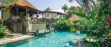 2 outdoor pools