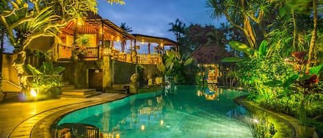 2 hồ bơi ngoài trời