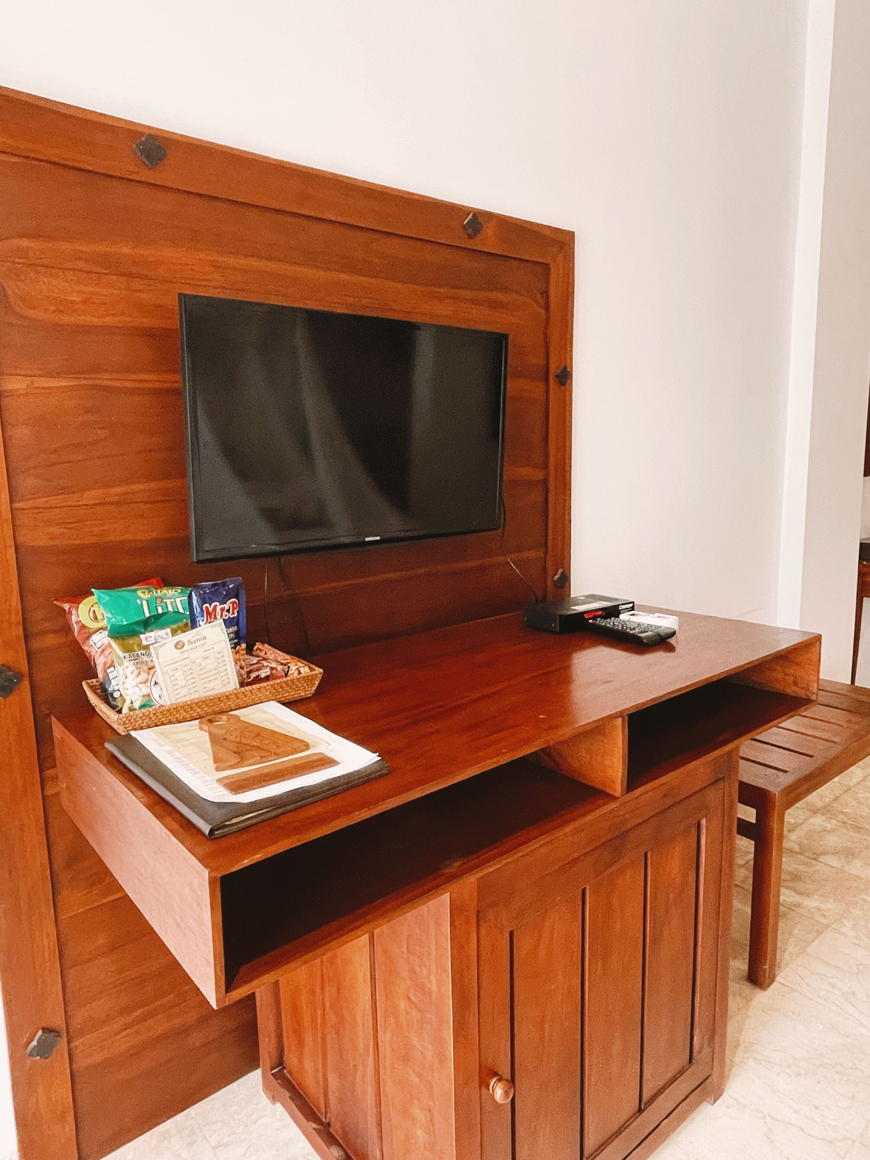 deluxe twin room, pool view | minibar, in-room safe, desk, soundproofing