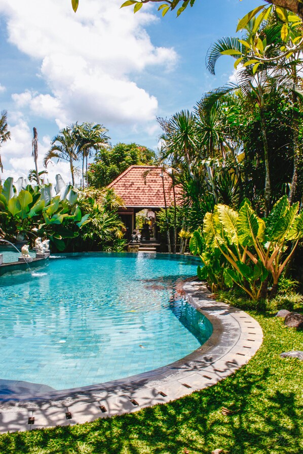 2 albercas al aire libre