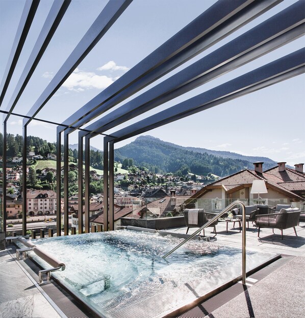 Couples treatment room(s), sauna, hot tub, steam room