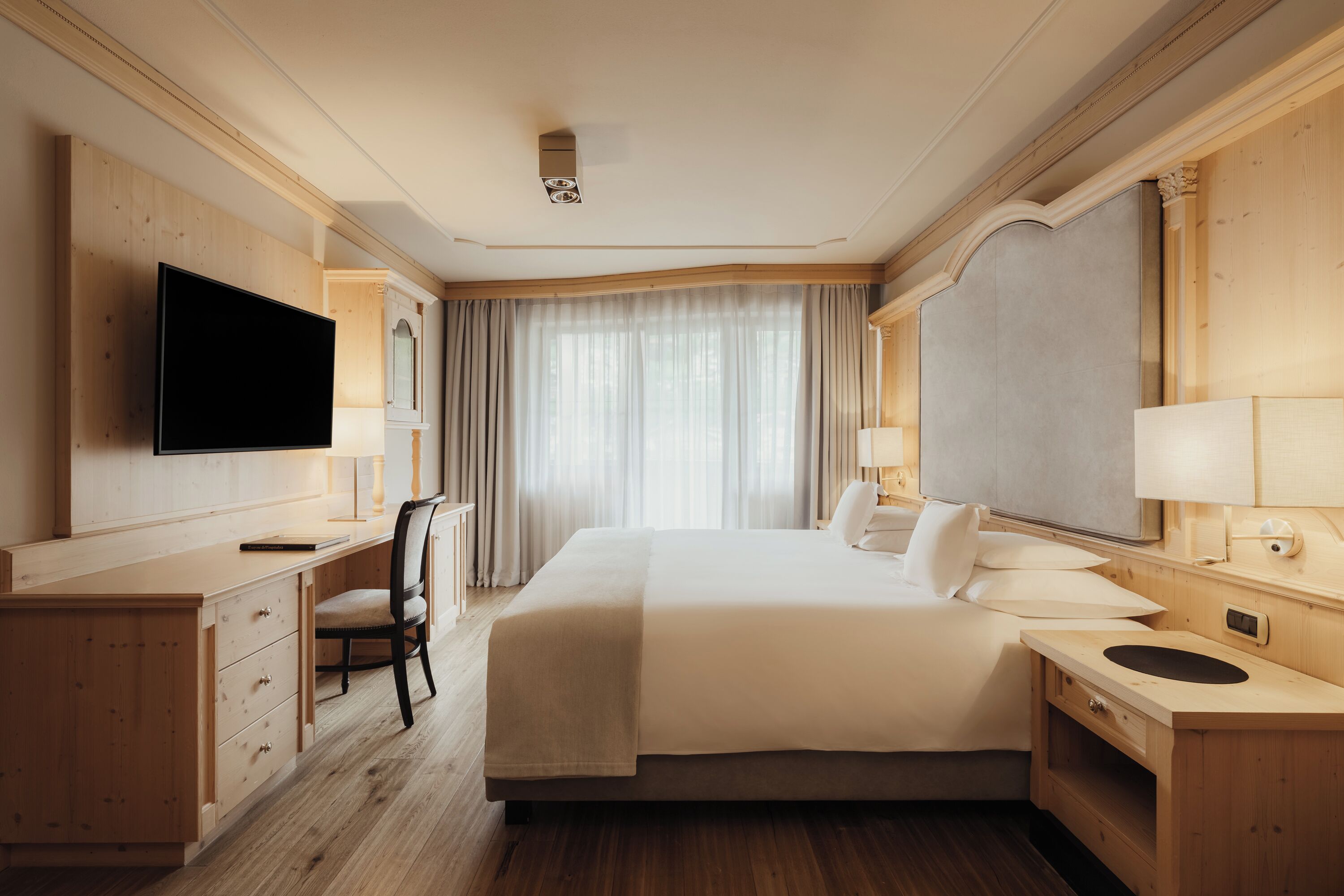 Deluxe Suite | Down comforters, minibar, in-room safe, desk