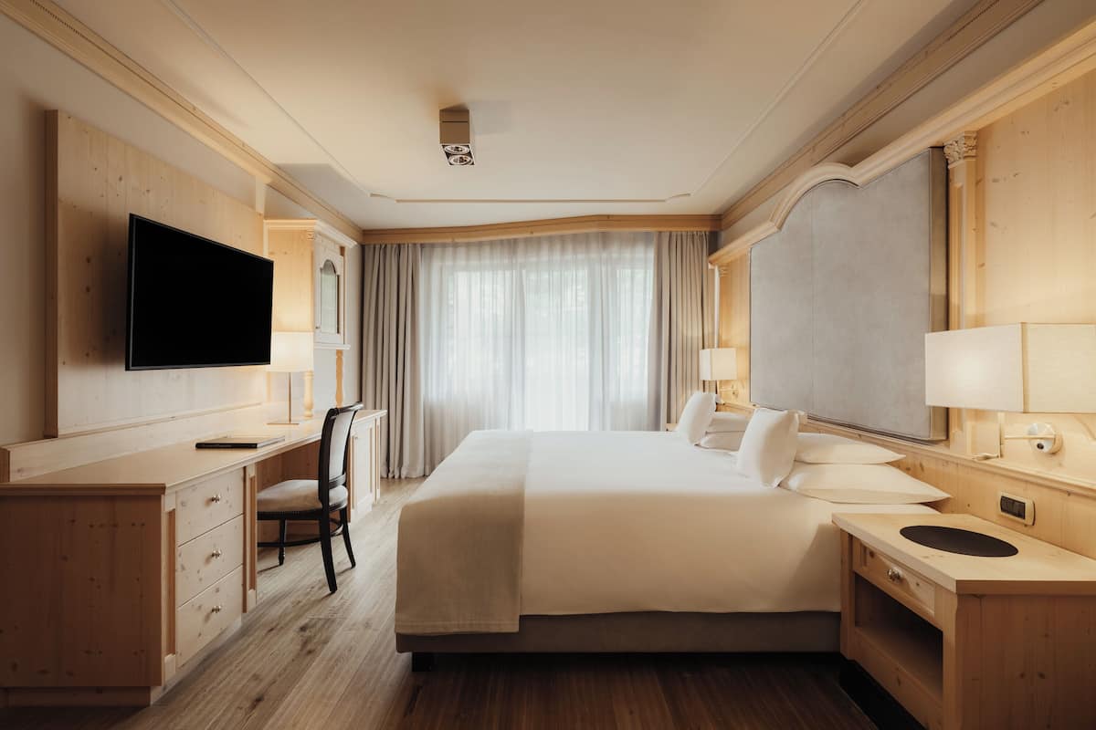 Deluxe Suite | Down duvets, minibar, in-room safe, desk