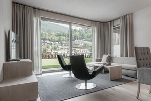 Flat-screen TV, pay films, heated floors