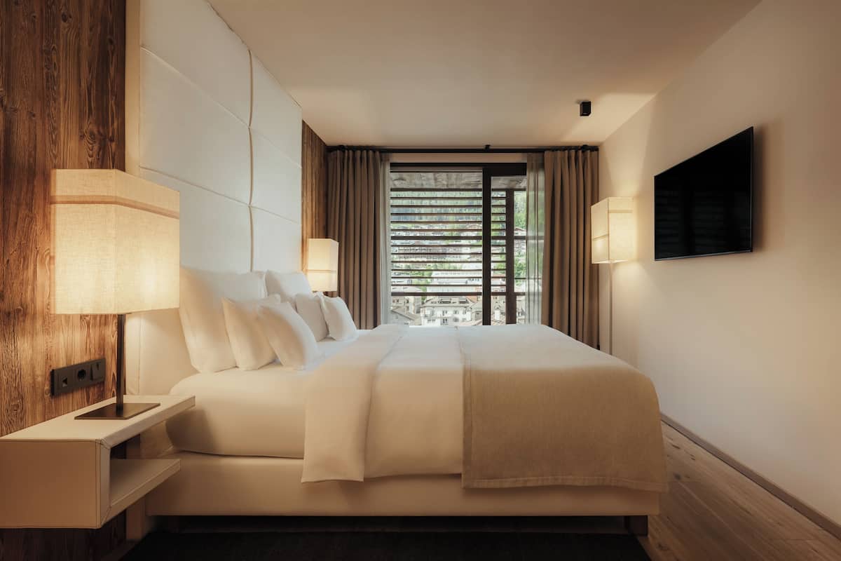 Chalet (Panorama Suite) | Down duvets, minibar, in-room safe, desk