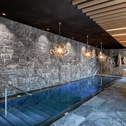 Behandelingskamers voor koppels, een sauna, een bubbelbad, een stoombad