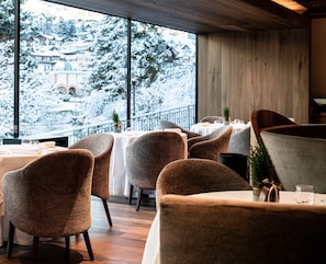 2 restaurants, breakfast served