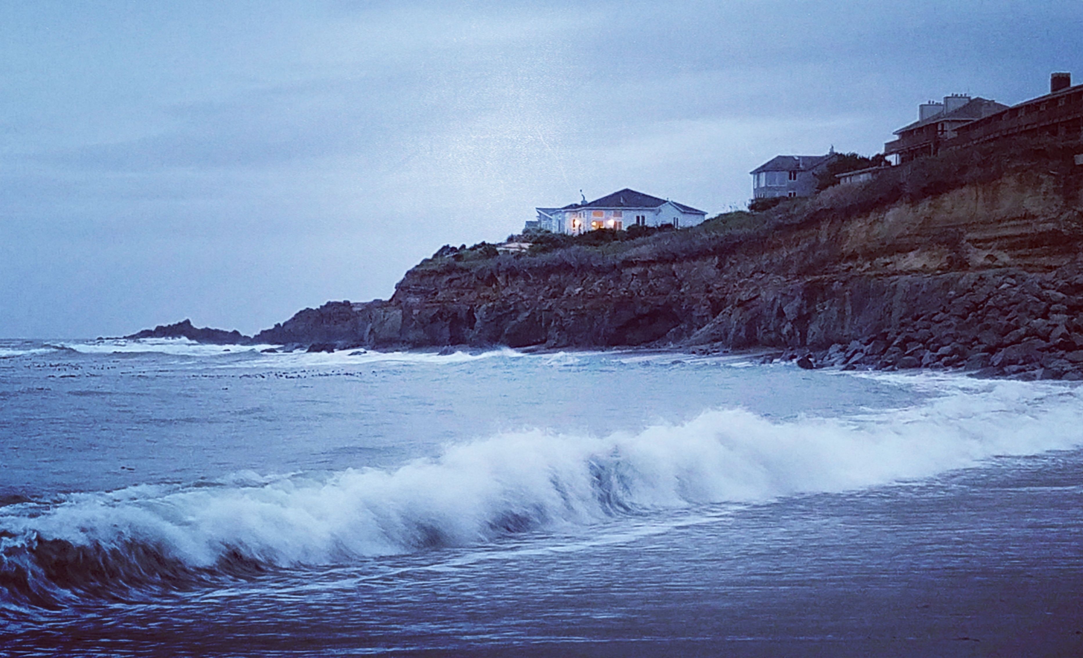 Façana frontal de l'allotjament (vespre/nit)