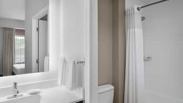 Kombinasi shower/bathtub dan perlengkapan mandi gratis