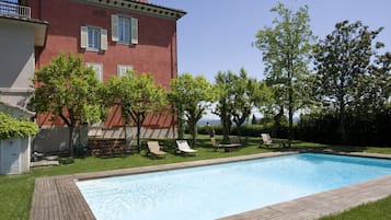 Seasonal outdoor pool, open 9:00 AM to 7:00 PM, pool loungers