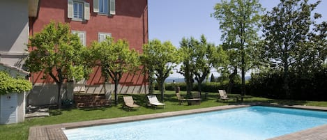 Una piscina al aire libre de temporada (de 09:00 a 19:00), tumbonas