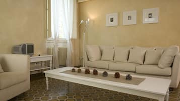 Familie suite | Woonruimte | Een 22-inch televisie met digitale zenders