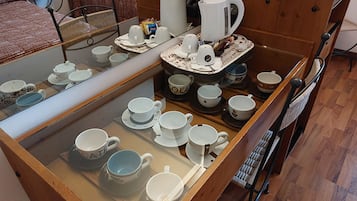 Phòng 3 | Minibar, bàn, màn/rèm cản sáng, phòng cách âm