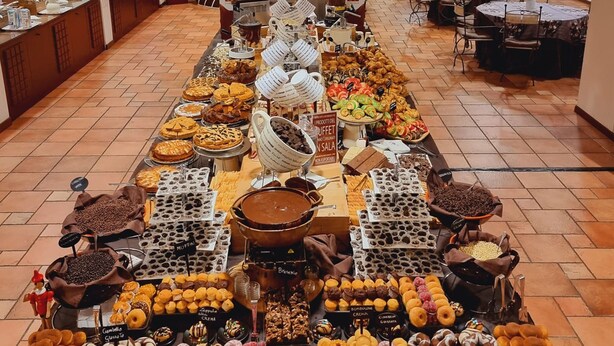 Une vitrine de boulangerie présentant diverses viennoiseries et pâtisseries.