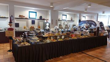 Daily full breakfast (EUR 9 per person)