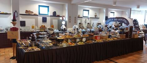 Petit déjeuner complet (9 EUR par personne)