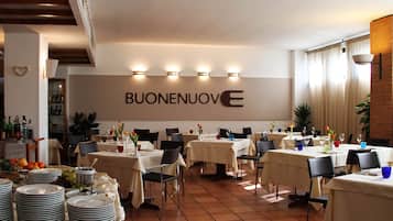 Melayani sarapan dan makan malam