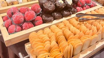 Una varietà di dolci esposti su vassoi di legno.