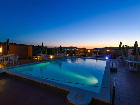 Una piscina al aire libre de temporada