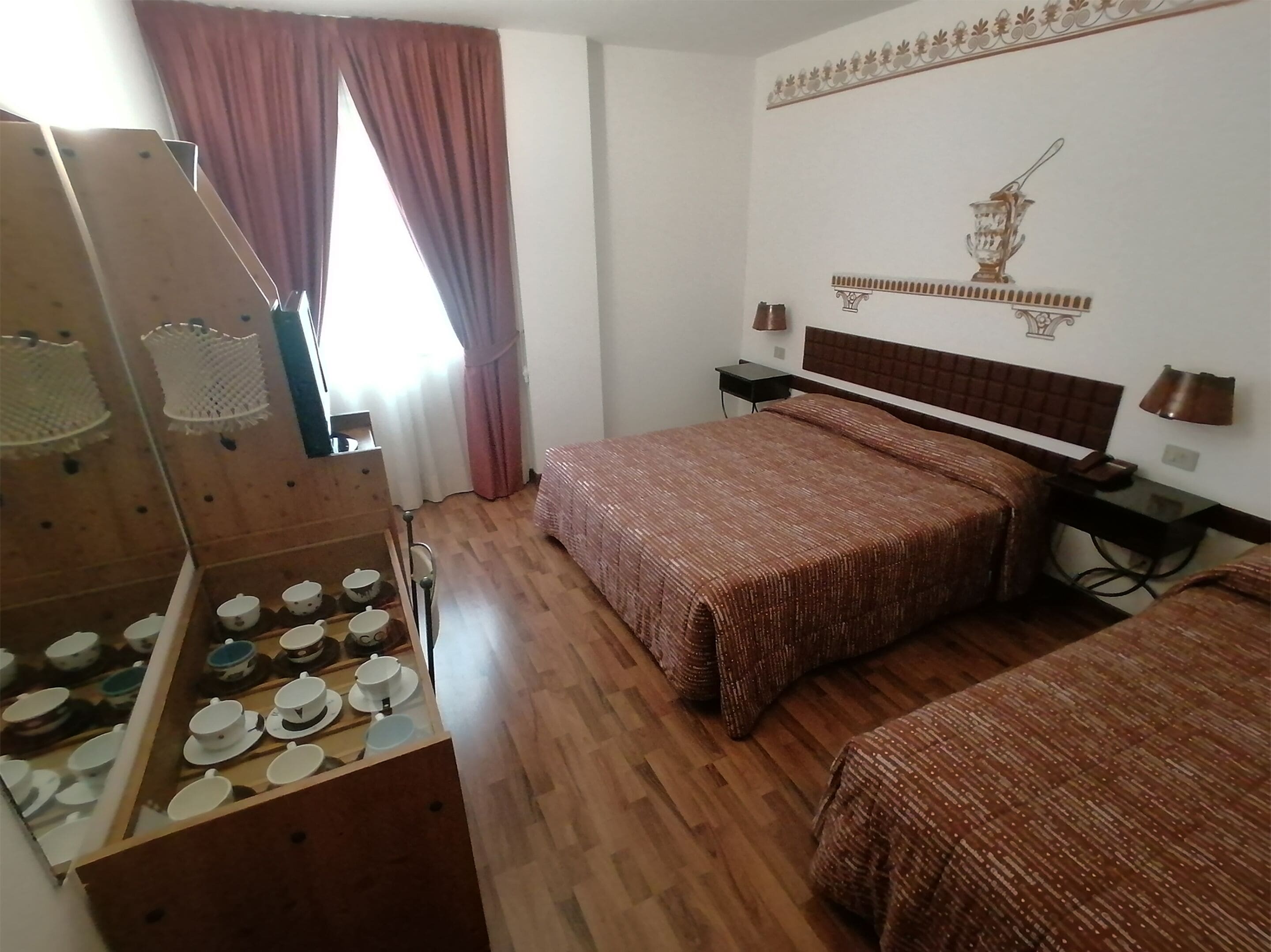 Minibar, skrivebord, blendingsgardiner og lydisolert