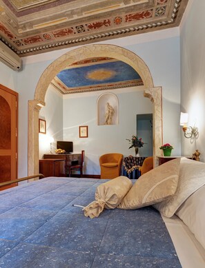 In-room safe, blackout drapes, free WiFi, bed sheets - Hotel Residenza In Farnese (Rome)