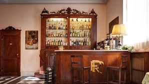 A bar area with a checkered floor, wooden bar counter, and two bar stools. - Hotel Residenza In Farnese (Rome)