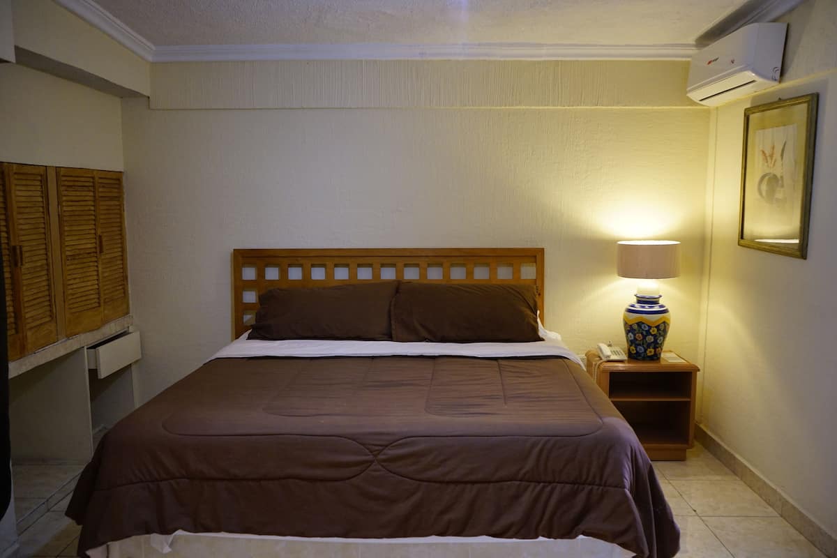 Standard Room | Desk, soundproofing, WiFi (free), bed sheets