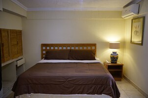 标准房 | 办公桌、隔音、免费 WiFi、床单