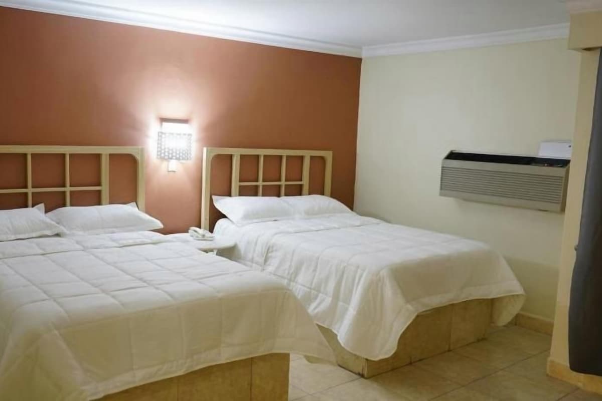 Desk, soundproofing, WiFi (free), bed sheets