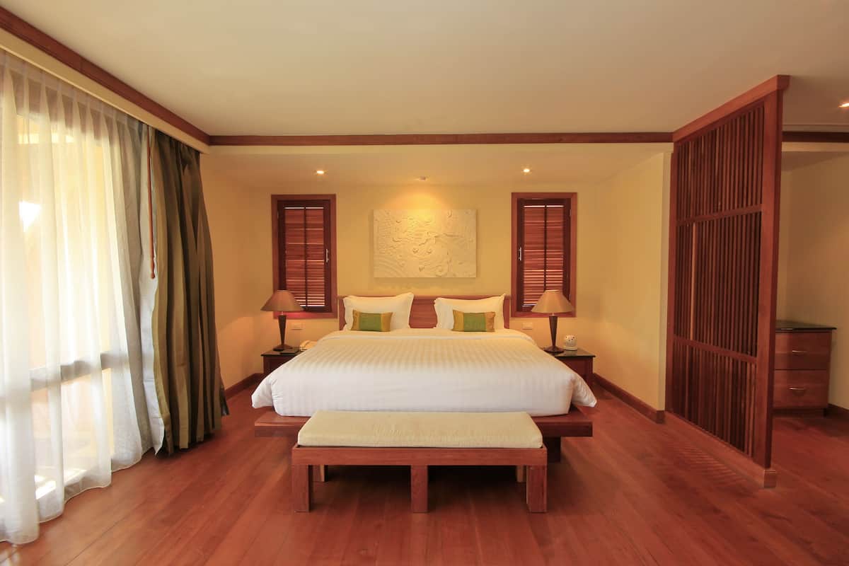 Suite Room | Minibar, in-room safe, desk, blackout drapes