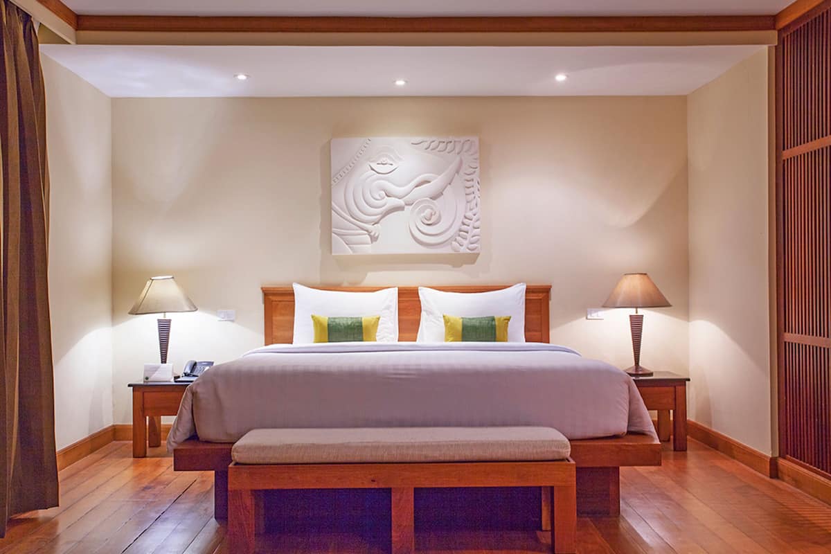 One Bedroom Suite Ocean Facing | Minibar, in-room safe, desk, blackout drapes