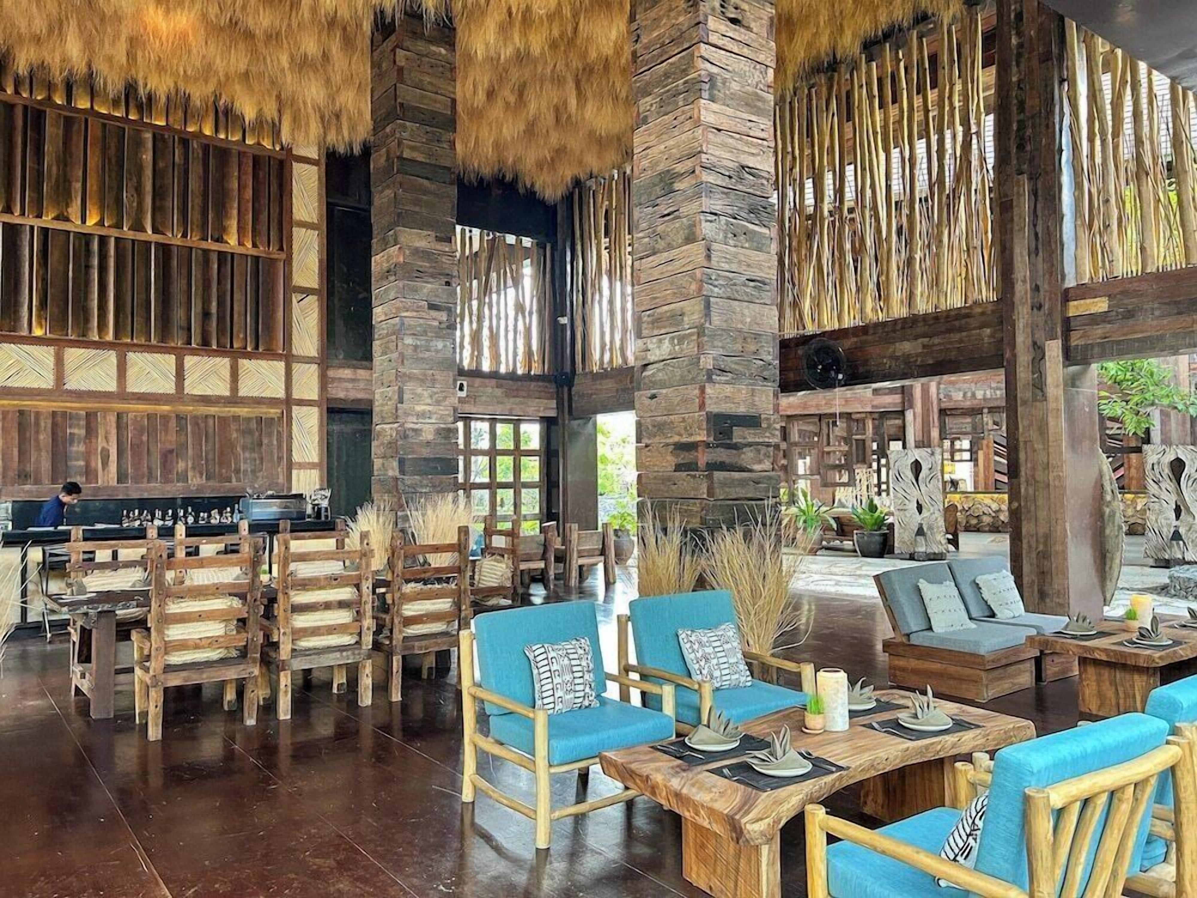 2 restauranter; severer aftensmad og thailandske retter