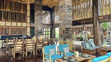 2 restauranter; severer aftensmad og thailandske retter