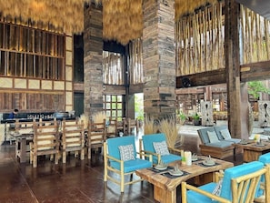 2 restaurants, dinner served, Thai cuisine