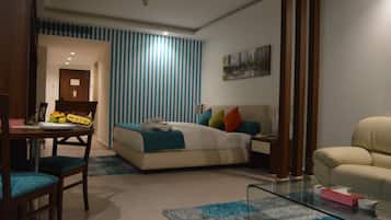 Suite estudio ejecutiva, 1 cama de matrimonio grande, accesible para personas con discapacidad | Minibar, caja fuerte, escritorio y sistema de insonorización