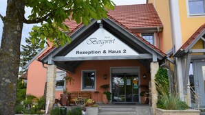 Entrada de un hotel con un cartel que dice "Hotel Bergwint Rezeption & Haus 2".