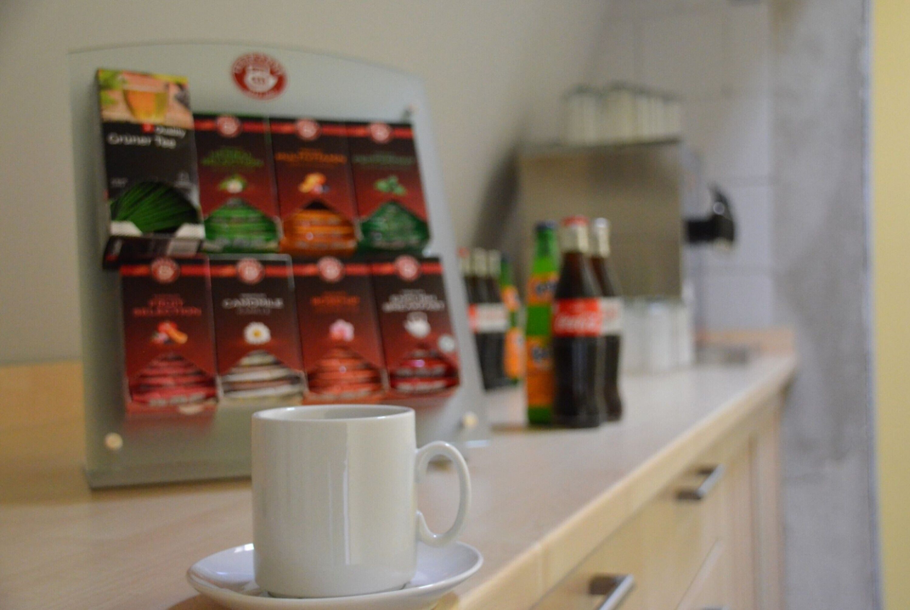 Une machine à café et une tasse sur un comptoir.